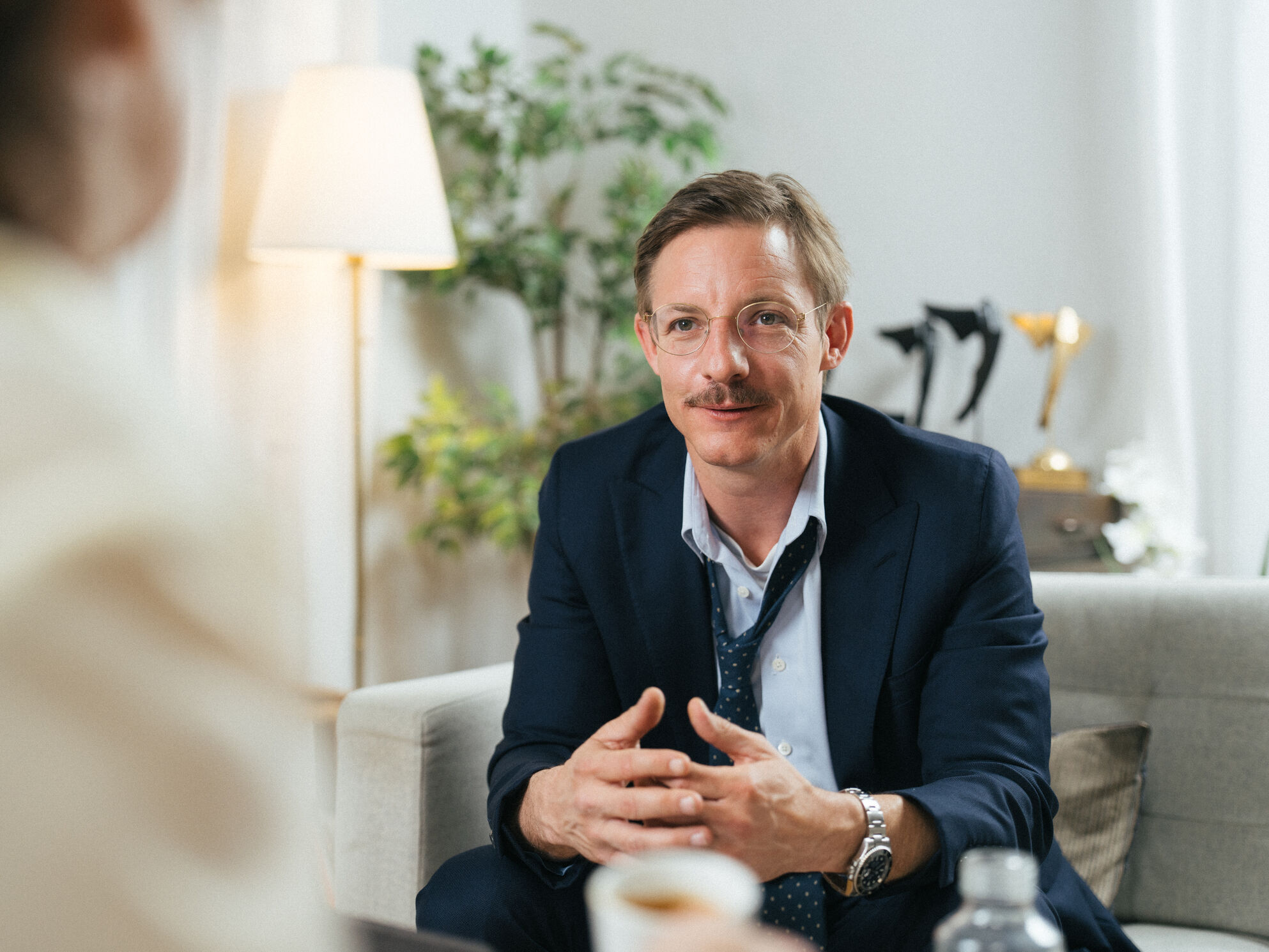 Timo Wäschle im Gespräch während einer Storytelling- und Filmproduktion von CORPMEDIA mit Fokus auf authentische Kommunikation und Coaching.