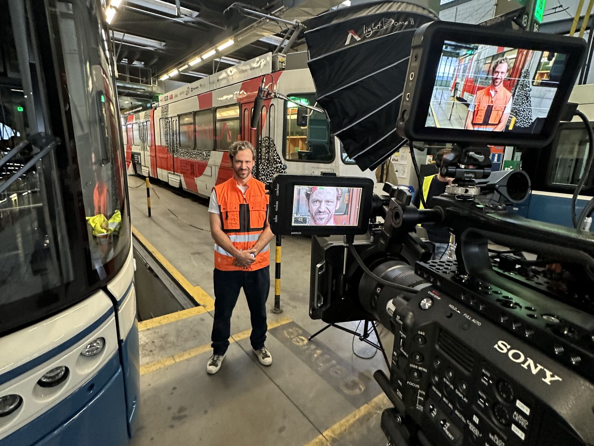 Lucas Tobal, CMO von Traila, in der Wartungshalle der VBZ Verkehrsbetriebe Zürich – Drehtag für die Traila Storyworld, produziert von CORPMEDIA.