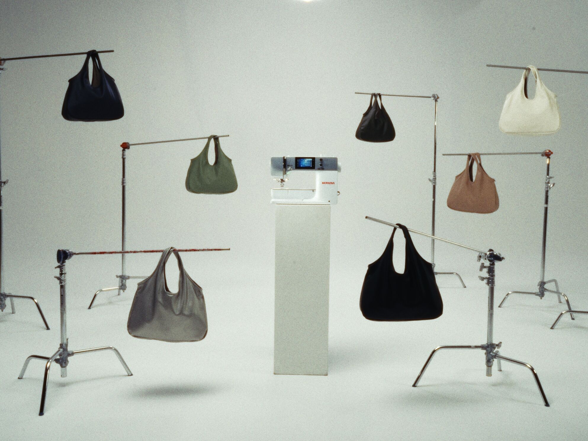 VIdeo-Still von Bernina Taschen in verschiedenen Farben am Kleiderständer – entstanden als visuelles Konzept zum Werbespot, später eingesetzt für Messen und Design-Kommunikation.