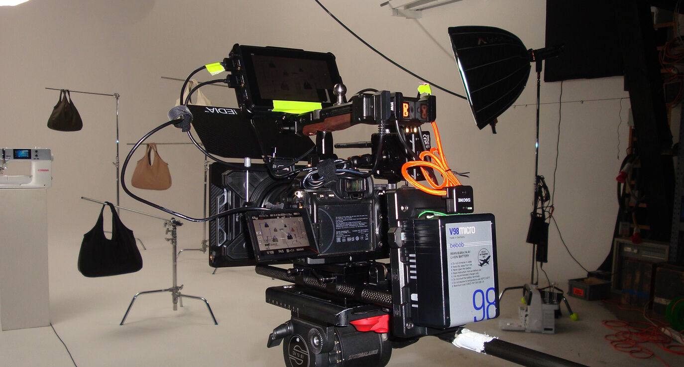 Behind the Scenes vom Bernina Werbespot – vollausgerüstete Sony Burano 8K auf dem Filmset, mit Bernina Tasche im Hintergrund sichtbar.