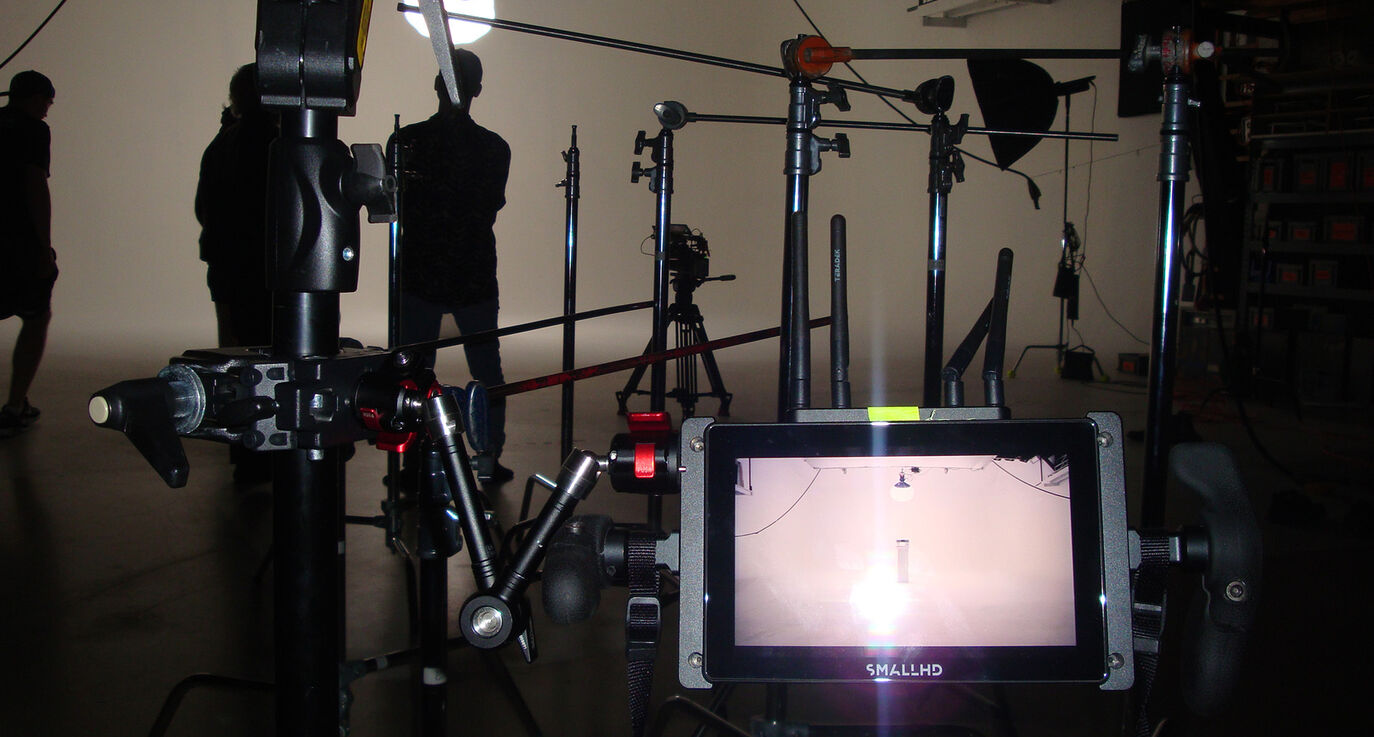Sony Burano filmt eine Bernina Nähmaschine im Studio – Setup vom Filmset des CORPMEDIA Werbespots «Alles für de Bag».