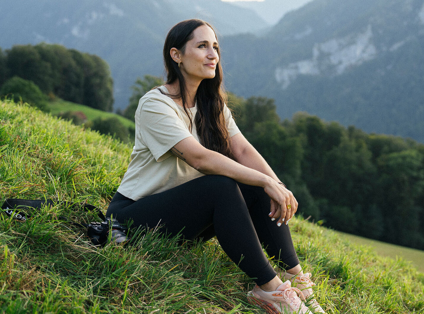 Landschaftsfotografin Andrea Steffen (@andeast) in den Schweizer Bergen – gecoacht und begleitet von CORPMEDIA für die Sony Communities Landscape-Kampagne, prämiert am Best of Content Marketing 2025.