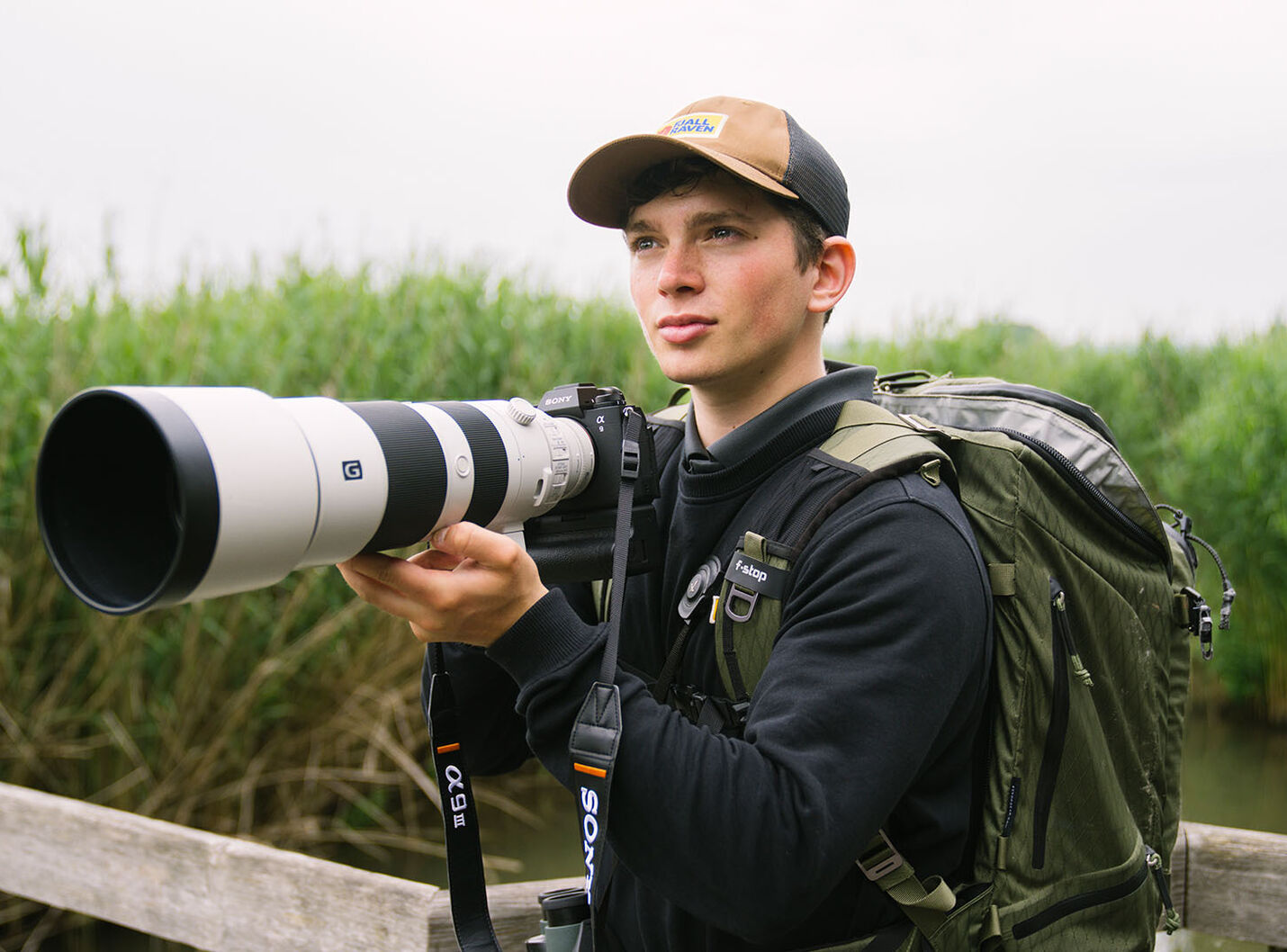 Wildlife-Fotograf Levi Fitze mit Teleobjektiv im Neeracherried – CORPMEDIA begleitete den international preisgekrönten Top-Shot einen halben Tag zur Vogelfotografie für die Sony Communities Wildlife-Kampagne.