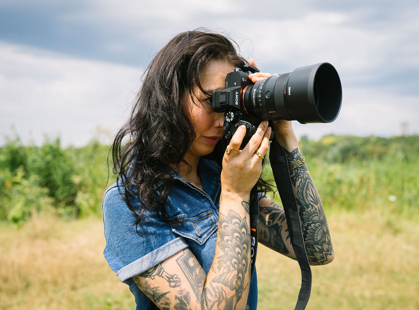 Portraitfotografin Rina Michl, bekannt als Rina Rinavie, beim Fotografieren in Wien – CORPMEDIA drehte ein authentisches Portrait über sie und ihre Arbeit für die Sony Communities Portrait-Kampagne.