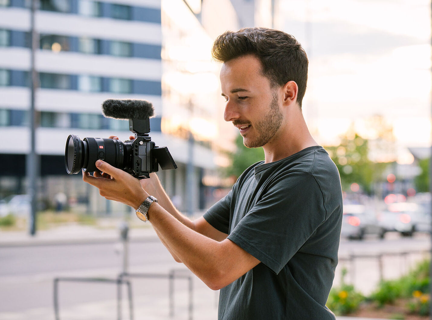 Wiener Videograph Stefan Krenn mit Sony Kamera beim Urban Shoot durch Wien – CORPMEDIA begleitete Ste Krenn und eine Skaterin für die Sony Communities Video-Kampagne.