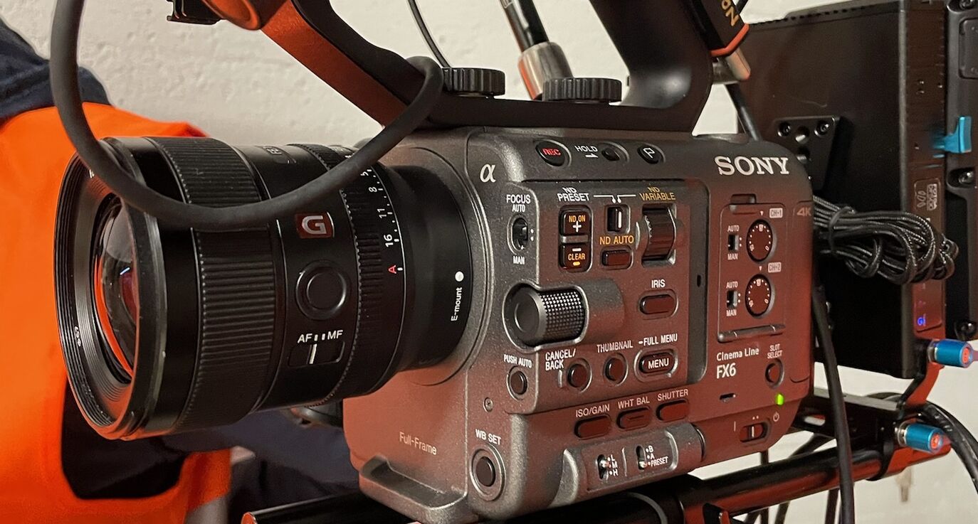 Sony FX6 Cinema Line Kamera am Set des Bouygues und ewl Imagefilms im Stollen Luzern – eingesetzt von CORPMEDIA für kinoreife Bildqualität im Unternehmensfilm Schweiz.