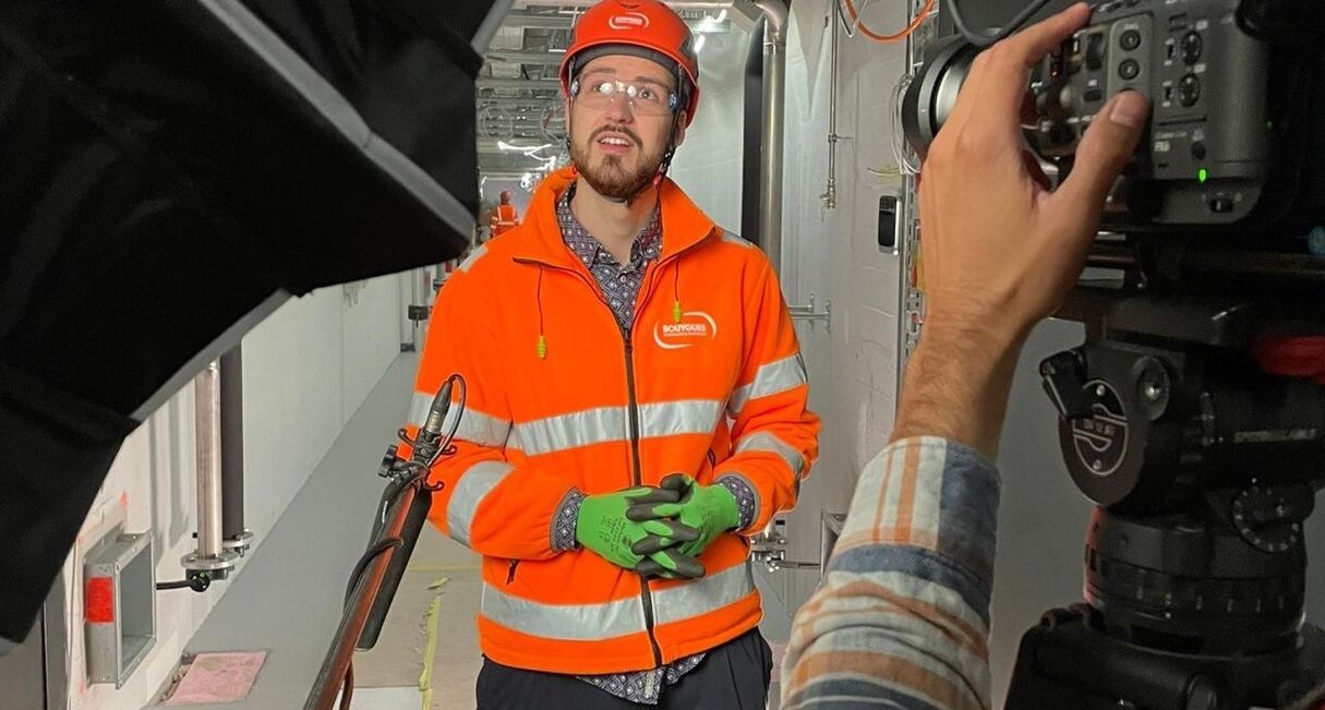 Protagonist Engel Lusiak beim Statement-Interview im Stollen-Rechenzentrum Luzern mit Coaching von Timo Wäschle – CORPMEDIA Kameramann in Aktion, People-First Employer Branding Imagefilm für Bouygues Energies & Services und ewl.