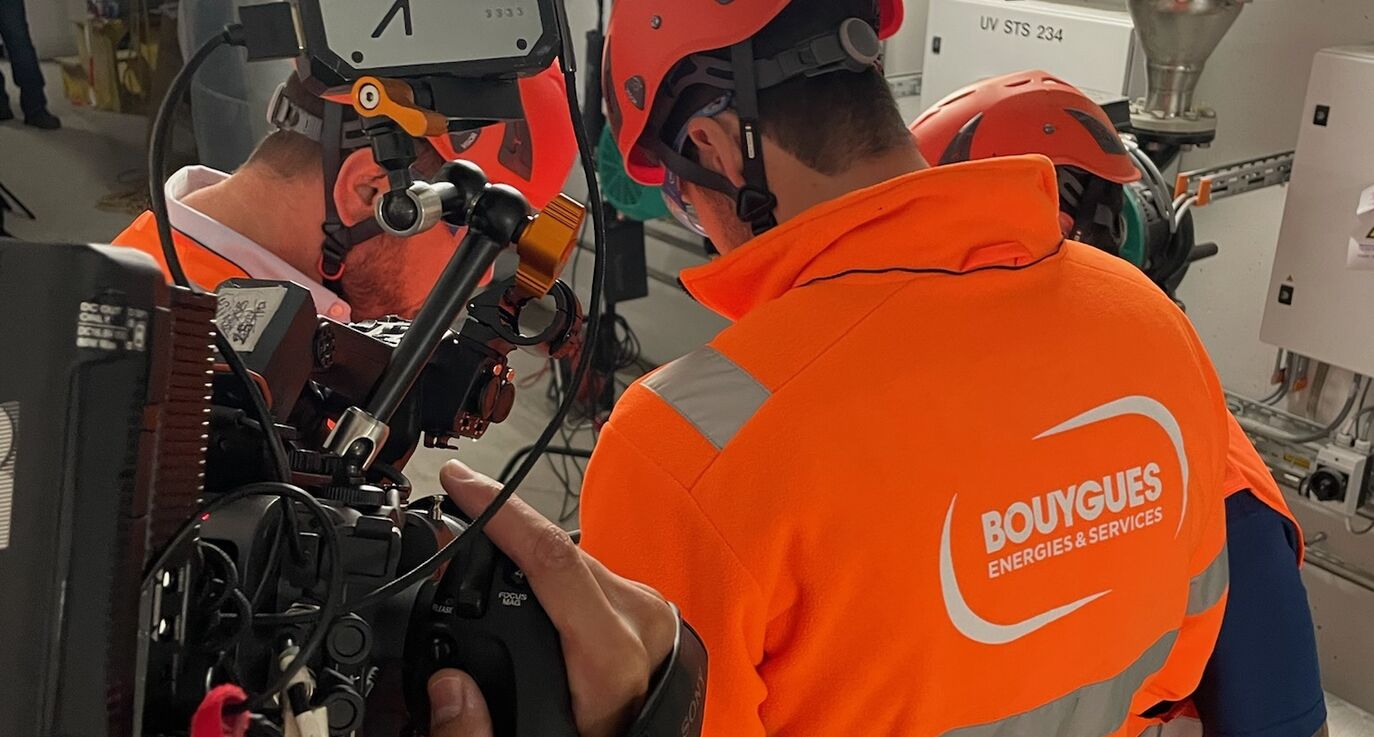 CORPMEDIA Kameramann beim Dreh im Stollen-Rechenzentrum Luzern, Seite an Seite mit einem Bouygues Techniker – Imagefilm-Produktion unter realen Betriebsbedingungen für den Unternehmensfilm Schweiz.