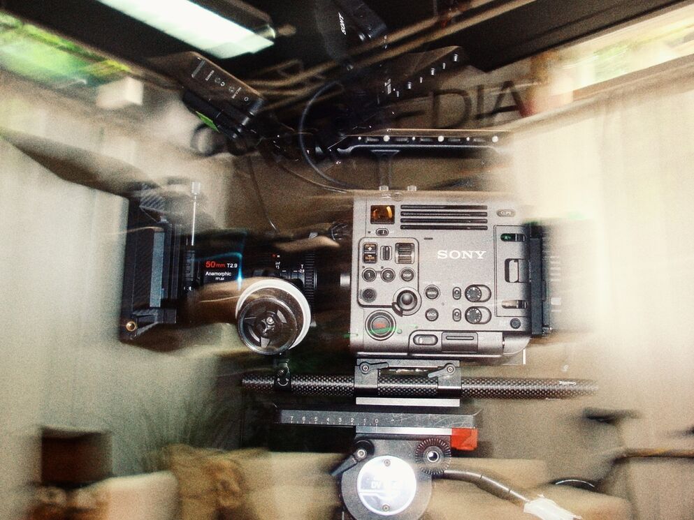 Cineastische Filmkamera von CORPMEDIA während einer internationalen Commercial- und Content-Produktion.