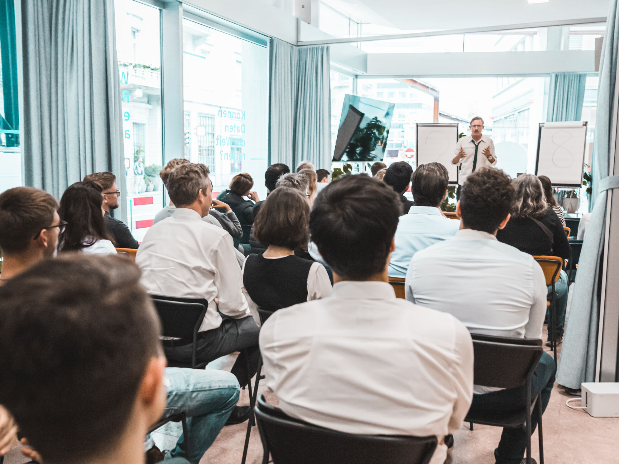 Timo Wäschle bei seiner Keynote zum Thema «Angstfrei kommunizieren» für die Zürcher Kantonalbank – Storytelling und Kommunikation als Führungskompetenz.