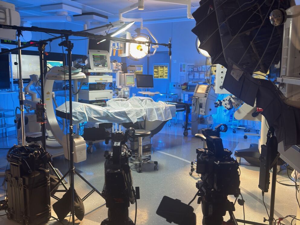 Filmset von CORPMEDIA im Operationssaal der Klinik Im Park (Hirslanden) für die Video-Podcastproduktion von Neurospine Zürich zum Thema gesunder Rücken.
