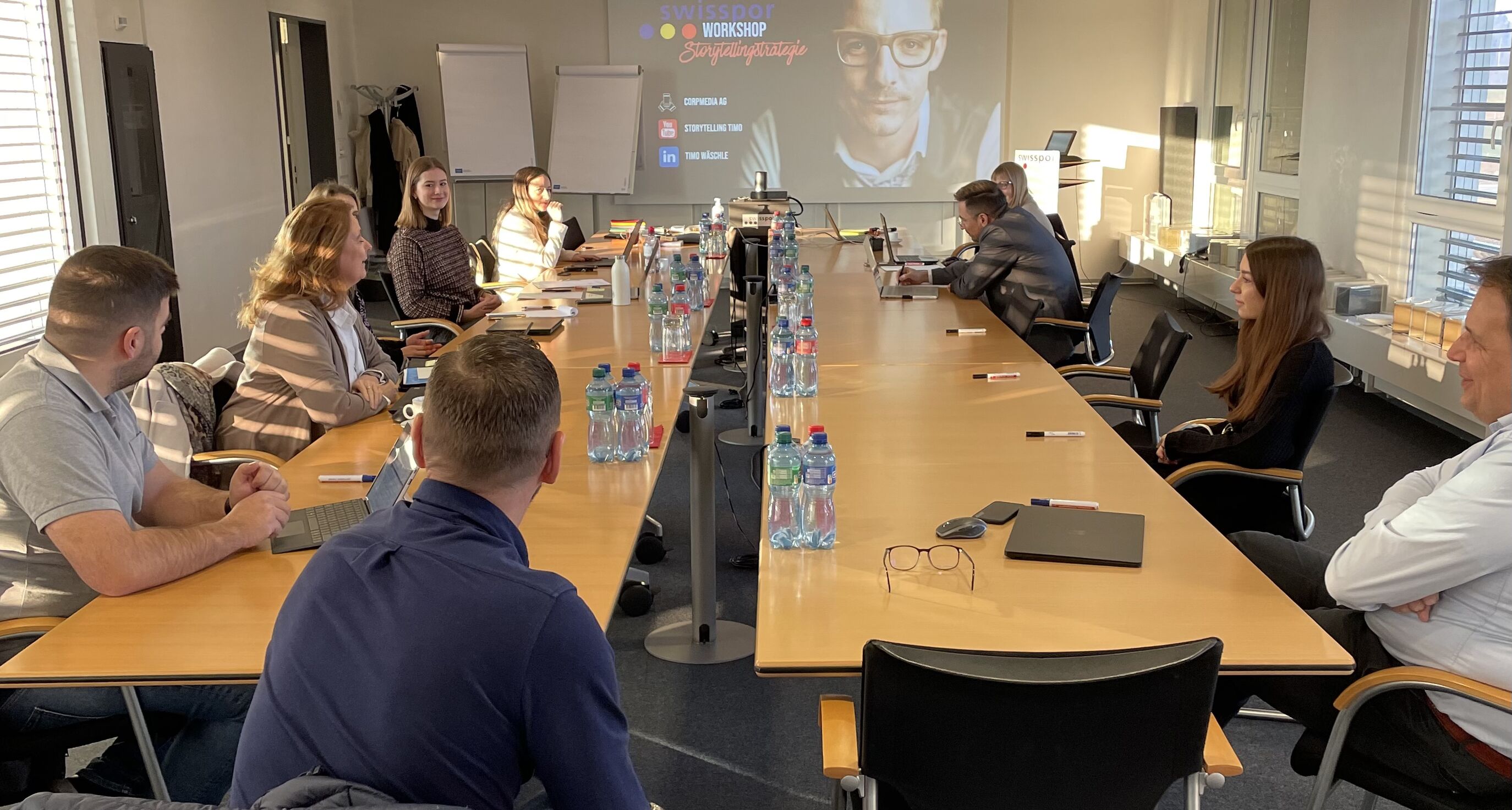 Echte Wirkung entsteht, wenn Teams dieselbe Geschichte verstehen und erzählen können. Im Storyentwicklungs-Workshop mit SWISSPOR schuf CORPMEDIA Klarheit, Alignment und kommunikative Laufruhe im System.