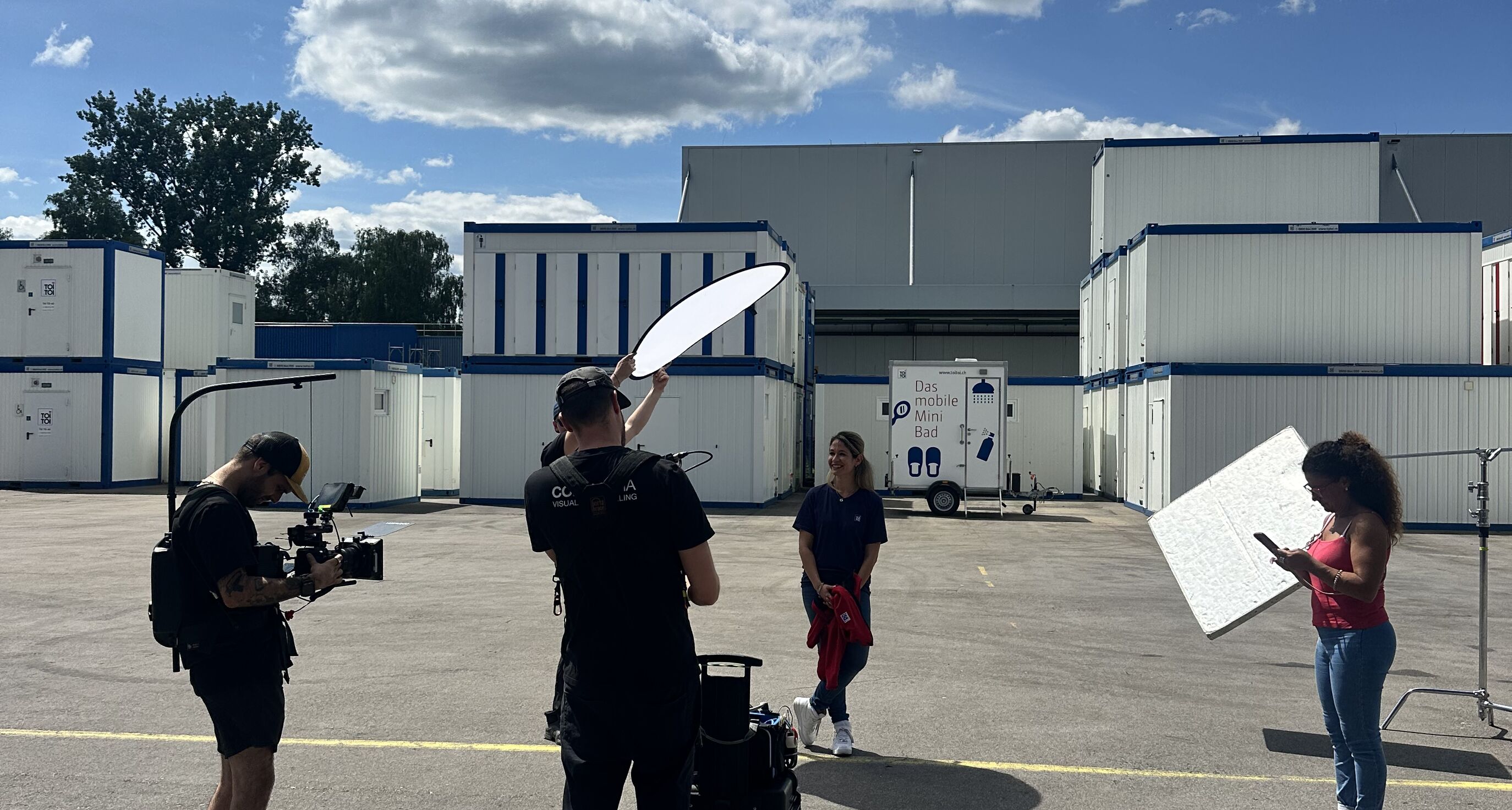 Soraya Masino, Hauptprotagonistin des TOITOI Films, beim Aussendreh vor TOI TOI WC- und Duschcontainern - produziert von CORPMEDIA.