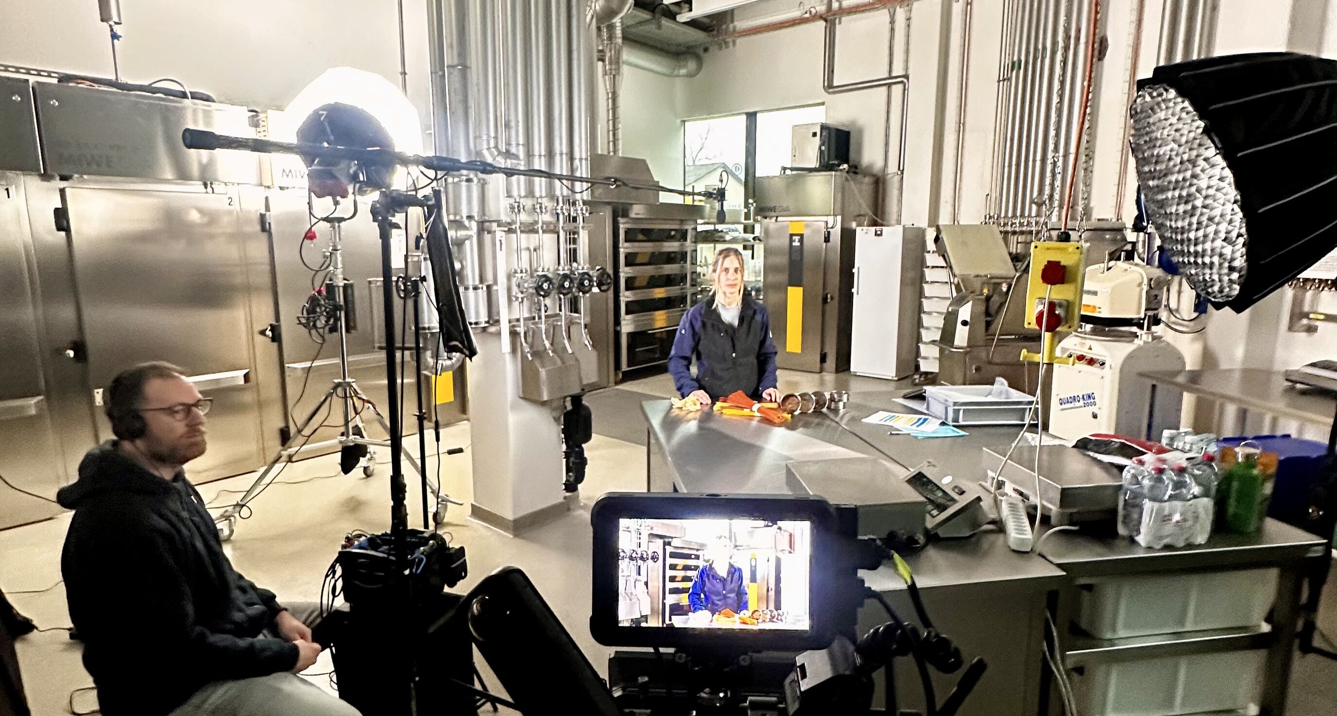 Behind the Scenes der modularen Recruiting-Storyworld für die ZHAW Wädenswil: Filmset in einer Food-Innovation-Küche während der Produktion von Hero- und Social-Media-Content für die School of Life Sciences and Facility Management.