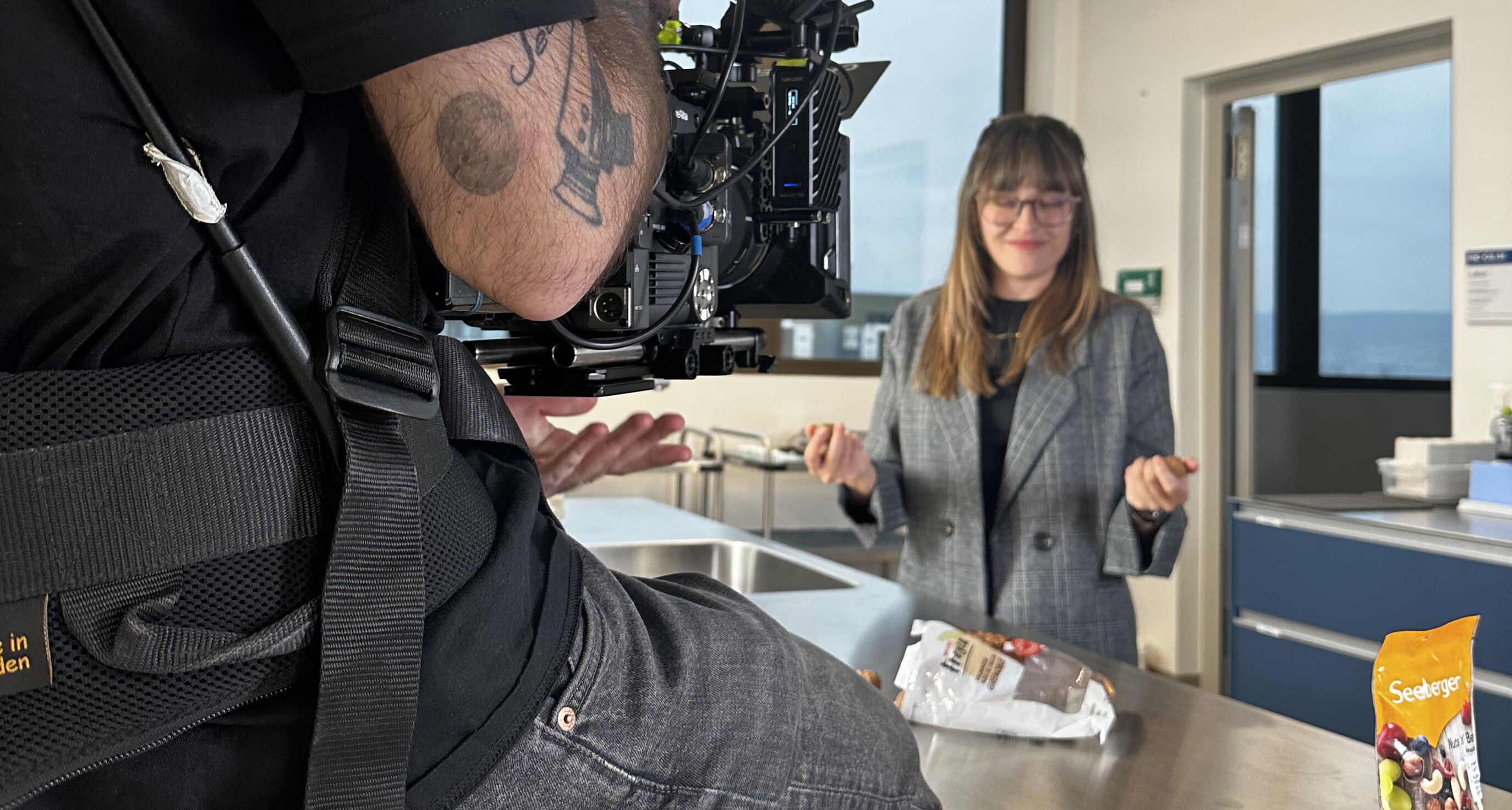 Tiziana, ZHAW-Absolventin Food & Beverage Innovation und Mitarbeiterin bei einem Nachhaltigkeits-Startup, beim Employer Branding Recruiting-Drehtag der ZHAW Storyworld in Wädenswil – gecoacht und begleitet von CORPMEDIA, gedreht im Labor.
