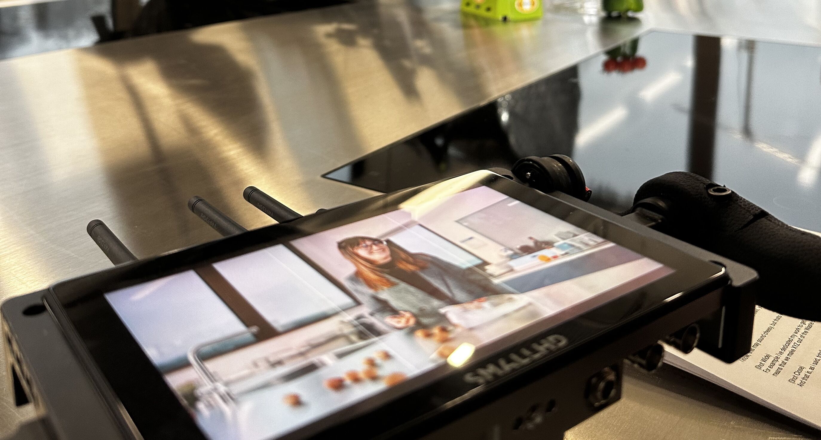 Tiziana auf dem Regiemonitor beim Employer Branding Recruiting-Drehtag der ZHAW Wädenswil – Behind the Scenes der CORPMEDIA Storyworld-Produktion mit 352 Video- und Foto-Assets.
